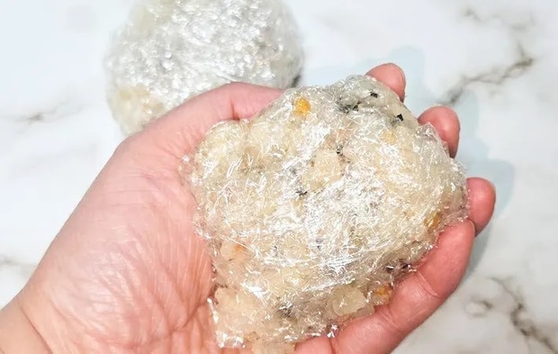 『お茶づけおむすび』を作る写真（撮影：キジカク）