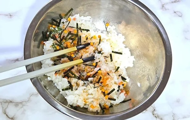 『お茶づけおむすび』を作る写真（撮影：キジカク）