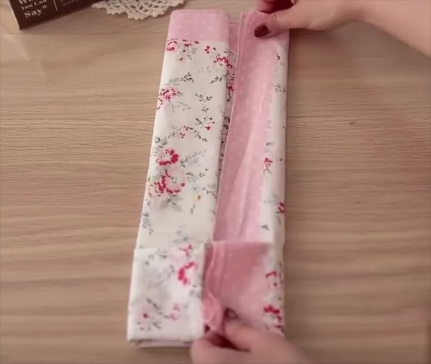 ハンカチをひっくり返して両端を中央に揃える画像