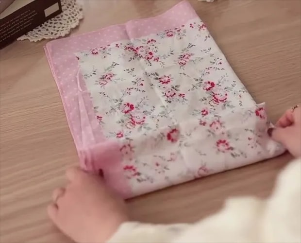 半分に折ったハンカチを下から畳む画像