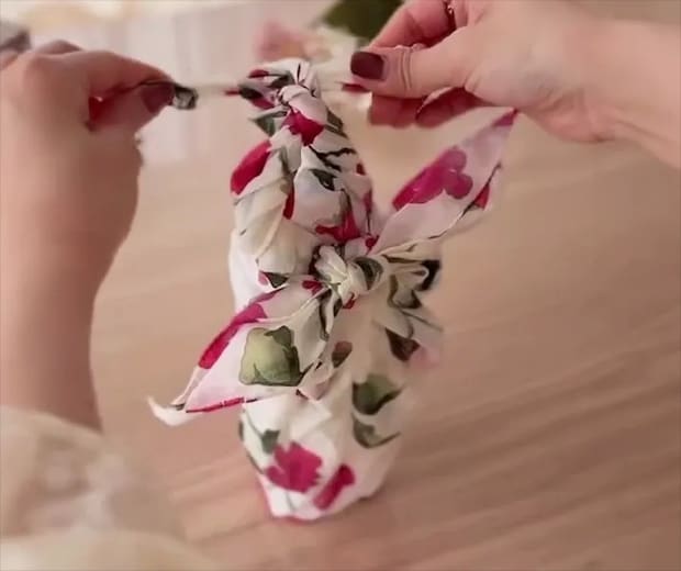 余った部分をねじって上で結ぶ画像