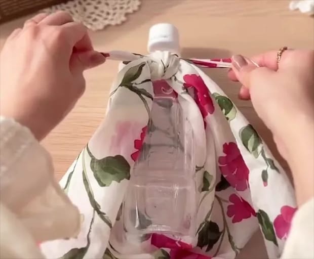 ハンカチ上部の端を結ぶ画像