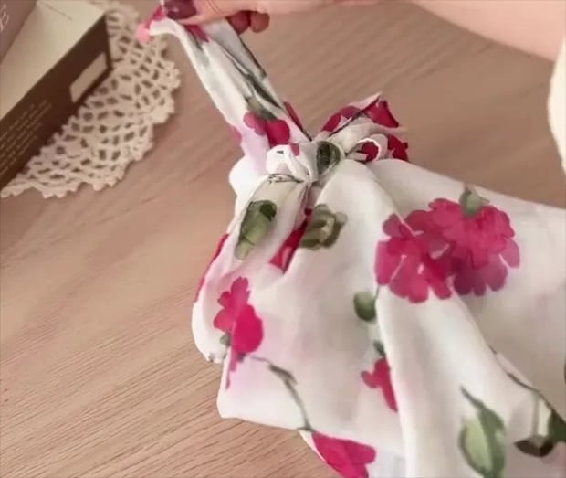 下の両端を結び目に通す画像