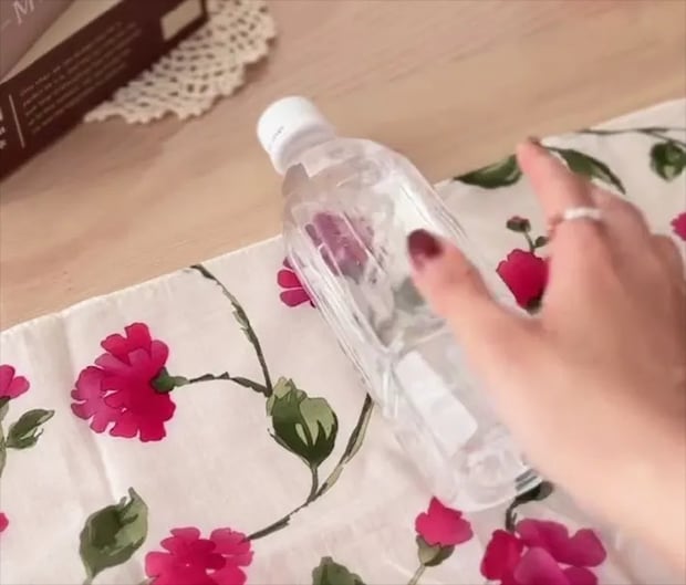 ハンカチにペットボトルを置く画像