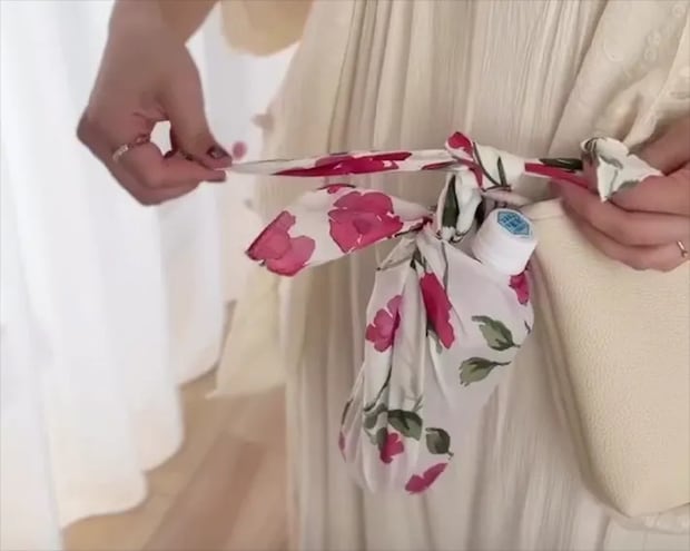 持ち手部分をバッグに結ぶ画像