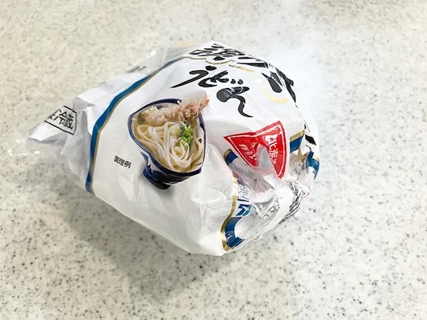 うどんの袋を結んだ面（撮影：grapeライフハック編集部）