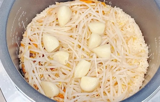 『丸美屋流・二郎風釜めし』を作る写真（撮影：キジカク）