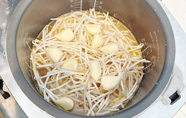 『丸美屋流・二郎風釜めし』を作る写真（撮影：キジカク）