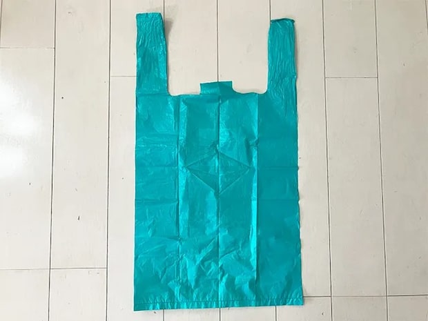 レジ袋を床に置いた場面（撮影：grapeライフハック編集部）