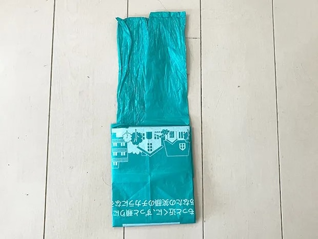 レジ袋を横に1回折った場面（撮影：grapeライフハック編集部）