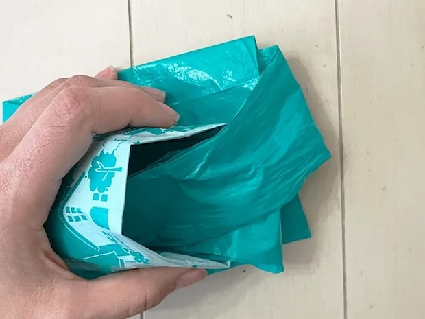 レジ袋の取っ手を内側に入れた場面（撮影：grapeライフハック編集部）