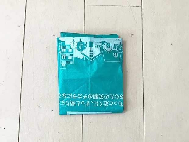 レジ袋の取っ手を内側に入れた場面（撮影：grapeライフハック編集部）