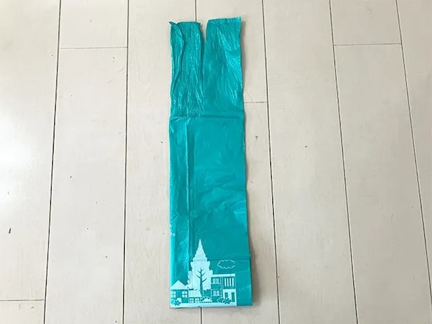 レジ袋を縦に折った場面（撮影：grapeライフハック編集部）