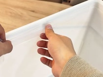 ゴミ箱に貼るだけ！　ダイソーのテープを使うと…？「しっかり密着」「ゴミ袋が固定できた」