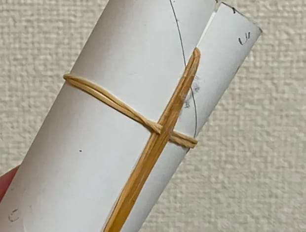 ホコリを絡め取った輪ゴムの写真（撮影：grapeライフハック編集部）