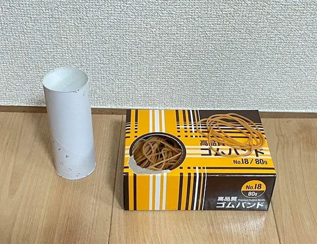 トイレットペーパーと輪ゴムの写真（撮影：grapeライフハック編集部）