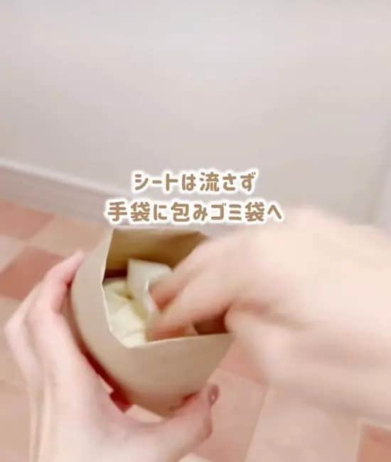 シートをまとめている様子