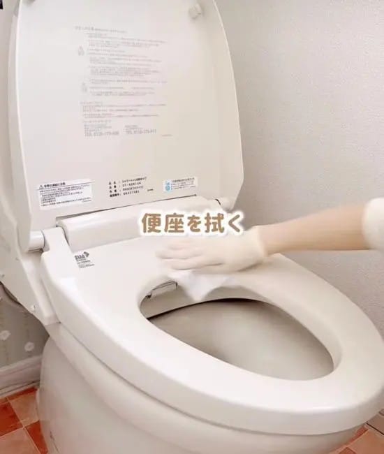 便座まわりを拭いている様子