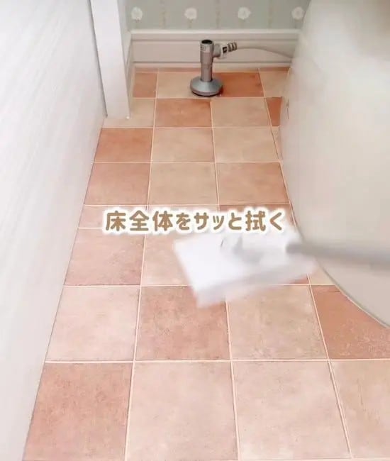 床を水拭きしている様子