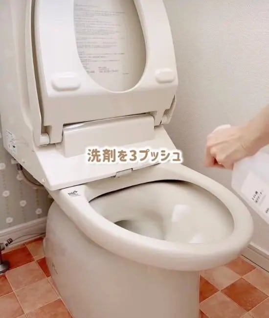 洗剤を吹きかけている様子