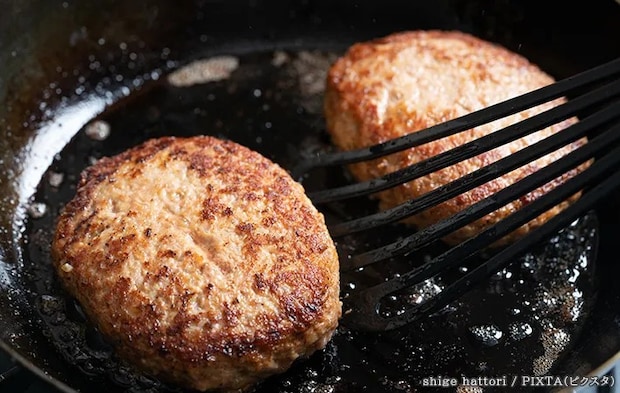 ハンバーグを焼いている写真