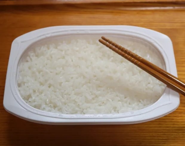 蓋を開けたパックご飯