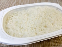 パックご飯の上でオムライスが完成　フライパンを使わない調理法に「目からウロコ」【時短レシピ4選】