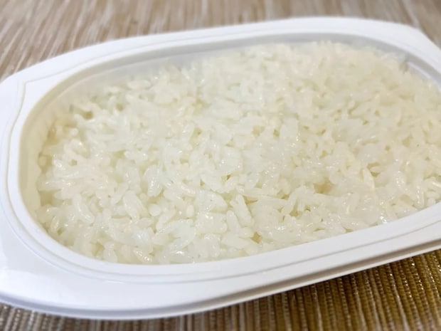 パックご飯の上でオムライスが完成　フライパンを使わない調理法に「目からウロコ」【時短レシピ4選】
