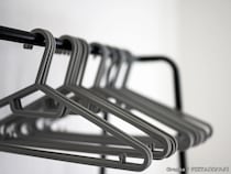 ハンガーに掛けないほうがいい服は？　「型崩れを防ぐコツ」をハンガー専門店に聞いた