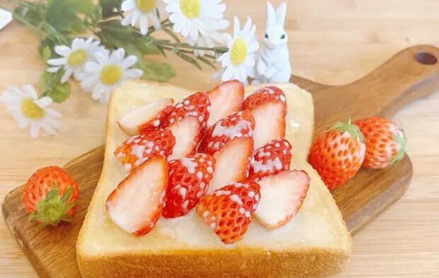 『れん乳いちごトースト』の完成写真（撮影：キジカク）