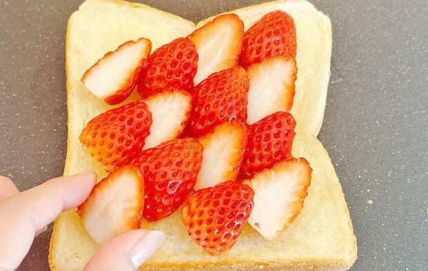 トーストにイチゴを並べる写真（撮影：キジカク）