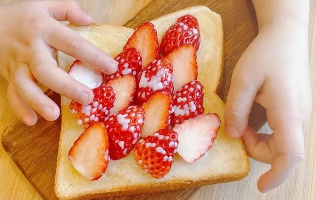 『れん乳いちごトースト』の完成写真（撮影：キジカク）