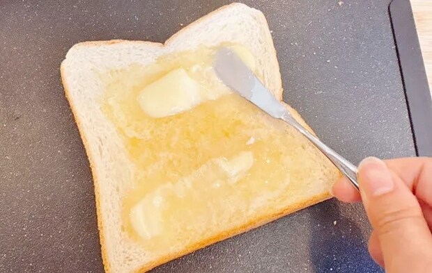 トーストにバターを塗る写真（撮影：キジカク）