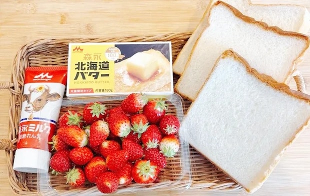 『れん乳いちごトースト』の材料写真（撮影：キジカク）
