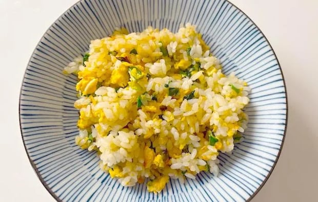 お皿に盛りつけられたチャーハンの画像（撮影：エニママ）