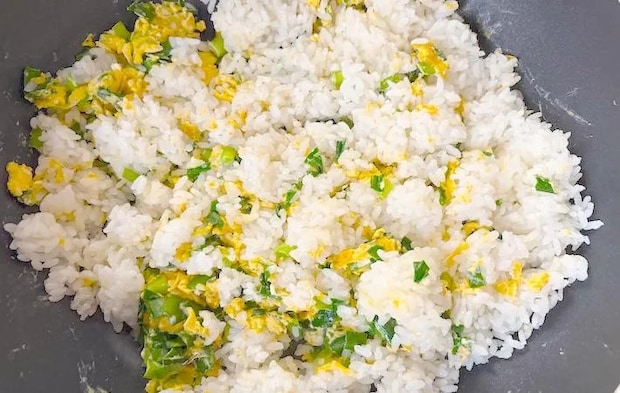炒めたニラ玉にご飯を加えた画像（撮影：エニママ）