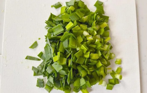 まな板の上で切ったニラの画像（撮影：エニママ）
