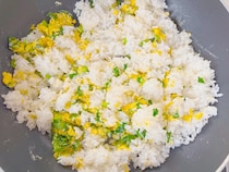 4歳娘が朝からモリモリ食べた！　いつものチャーハンに加えた『野菜』に「意外と食べやすい」