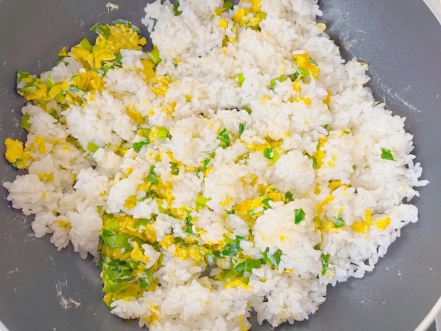 4歳娘が朝からモリモリ食べた！　いつものチャーハンに加えた『野菜』に「意外と食べやすい」