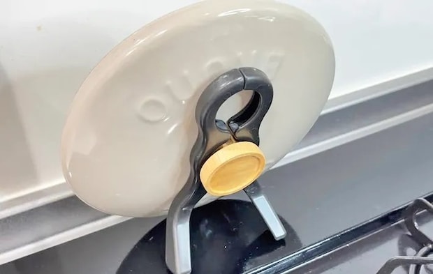 『ダイソー 挟む鍋ふたスタンド』の使用写真（撮影：キジカク）