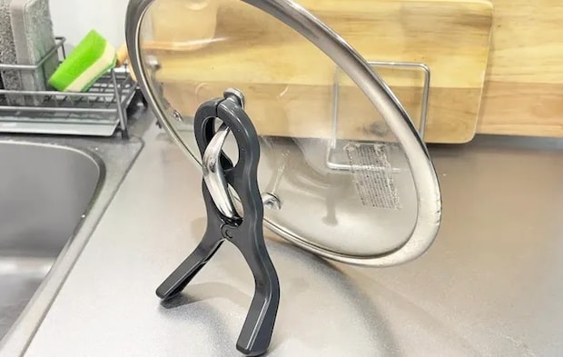 『ダイソー 挟む鍋ふたスタンド』の使用写真（撮影：キジカク）