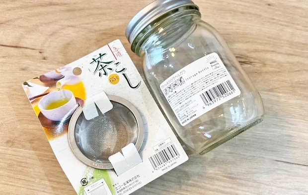 『セリア ガラスボトルと茶こし』の写真（撮影：キジカク）