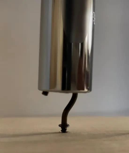 ネジを回している様子