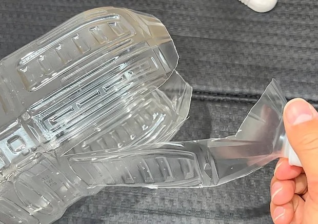 ペットボトルに縦に切り込みを入れた写真（撮影：キジカク）