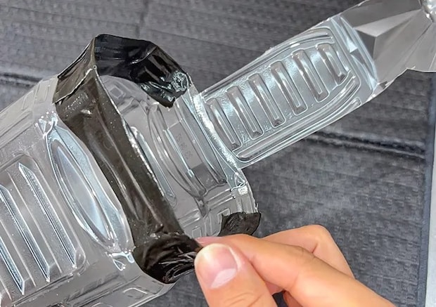 ペットボトルにテープを貼っている写真（撮影：キジカク）