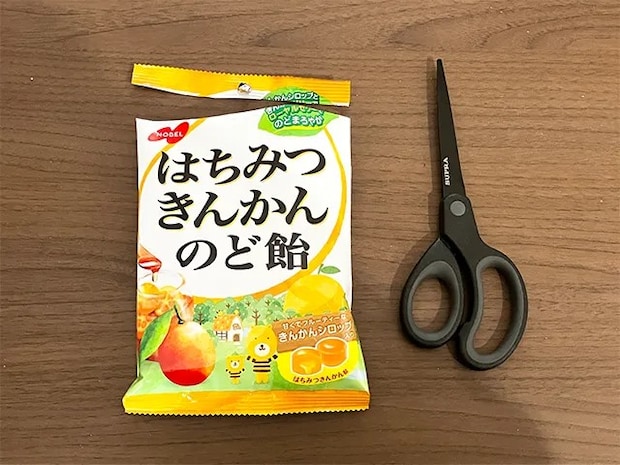 飴の袋をハサミで開ける場面（撮影：grapeライフハック編集部）