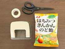 カバンの中でお菓子が散乱しない！　穴あけパンチを活用した袋の裏ワザ