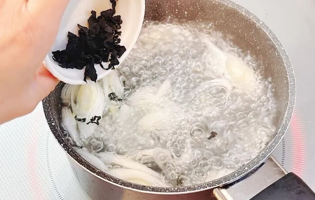 『スパイス香るわかめと豆腐のだしカレー』を作る写真（撮影：キジカク）