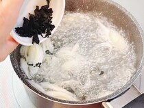 見た目は味噌汁のカレー？　ご飯にかけたら「家族のおかわりコールが止まらない」