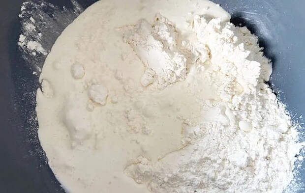 ボウルにホットケーキミックスと生クリームを入れた画像（撮影：エニママ）